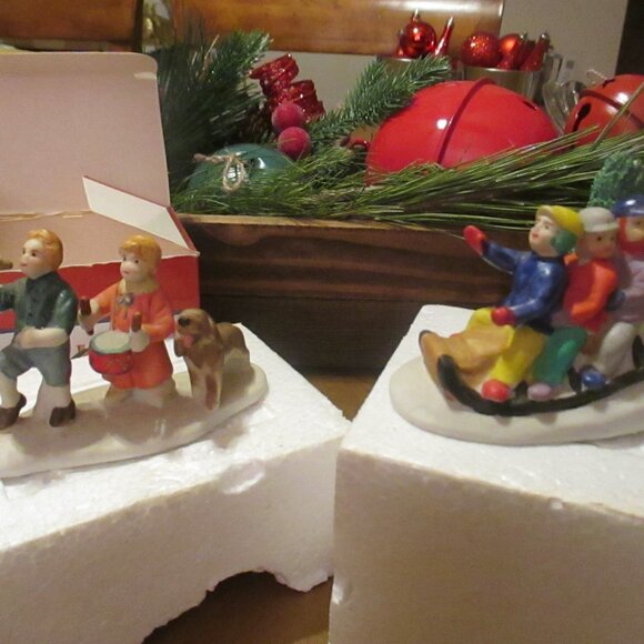 2 Lemax Dickensvale Christmas Village VTG 1993 Porcelain Musicians Dog Tobaggan - Picture 1 of 6